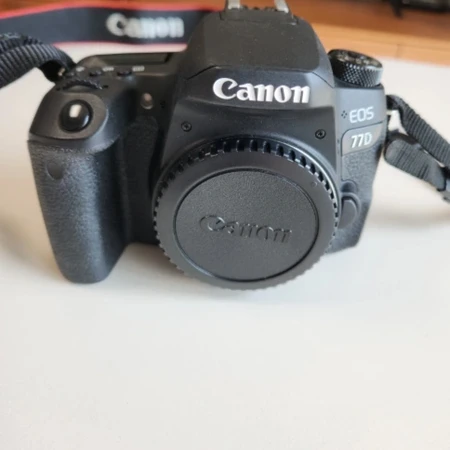 canon EOS 77D