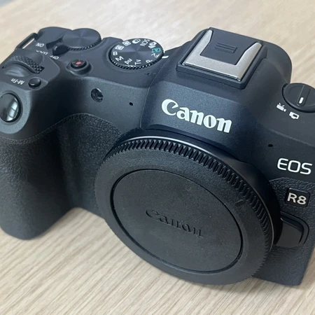 캐논 EOS R8 풀박스 배터리 3개+샌디스크 64GB 2개 (특급 컨디션) 이미지 1