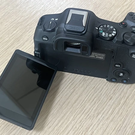 캐논 EOS R8 풀박스 배터리 3개+샌디스크 64GB 2개 (특급 컨디션) 이미지 3