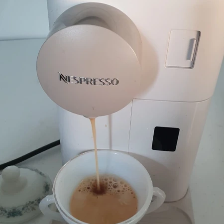 커피머신(NESPRESSO), 1개 커피보온보냉용기.1개  커피캡슐.7개 판매합니다 ^^