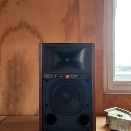 별도구매가능)JBL 4309 Studio Monitor 스피커와  SONORO  마에스트로 앰프 월넛입니다.